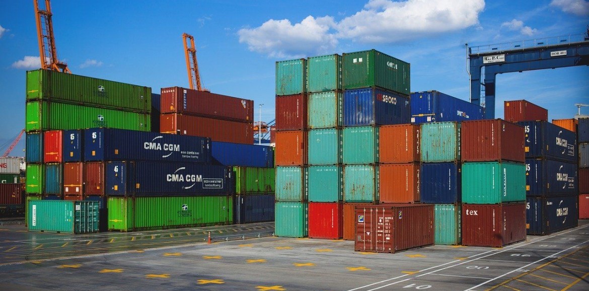 Transporte de contenedores por vía marítima: documentación y transporte